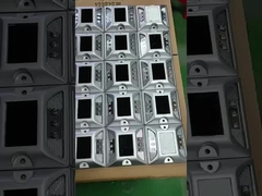 A106 टिकाऊ सौर एलईडी रोड स्टड्स रोड रिफ्लेक्टर सौर फुटपाथ राजमार्ग बिल्ली की आंखें